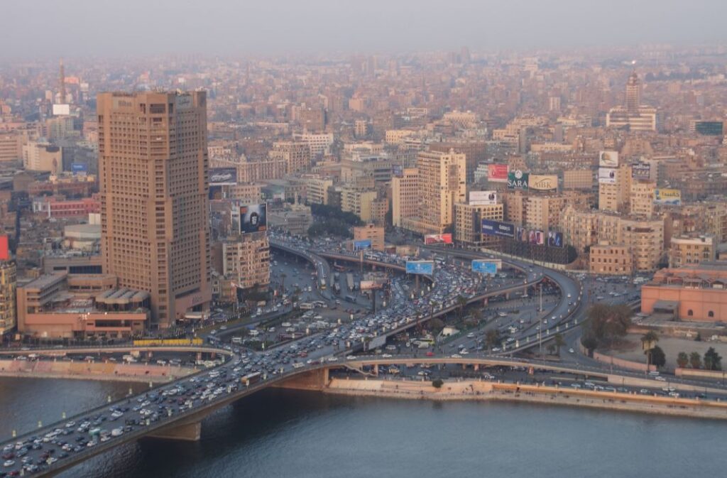 صورة عامة للقاهرة تظهر سحب من الدخان