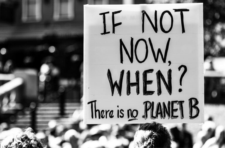 مسيرة تحض على إنقاذ الكوكب من تغير المناخ