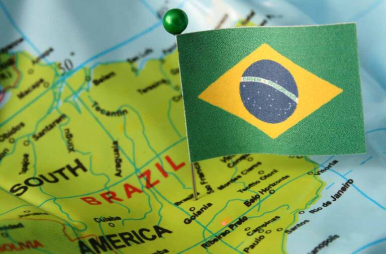 علم البرازيل ووراءه خارطة البلاد