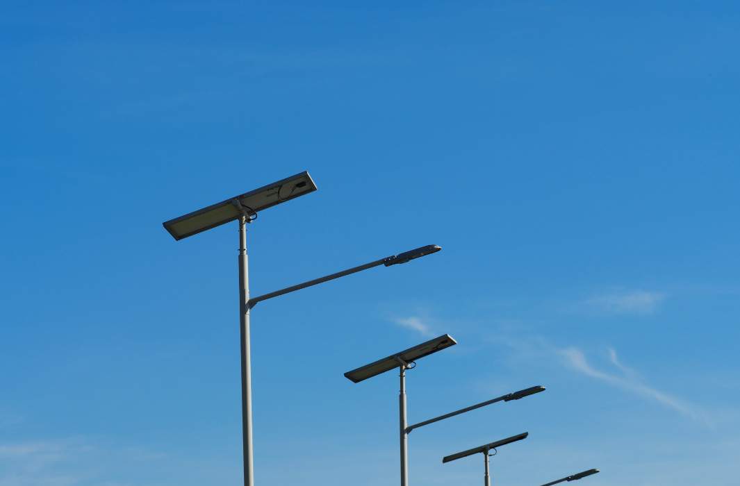 مصابيح شوارع تعمل بالطاقة الشمسية