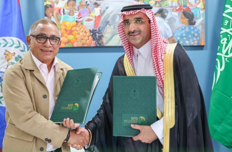 الرئيس التنفيذي للصندوق سلطان بن عبدالرحمن المرشد يوقع الاتفاقية مع رئيس وزراء بيليز جون أنتونيو برايسينو