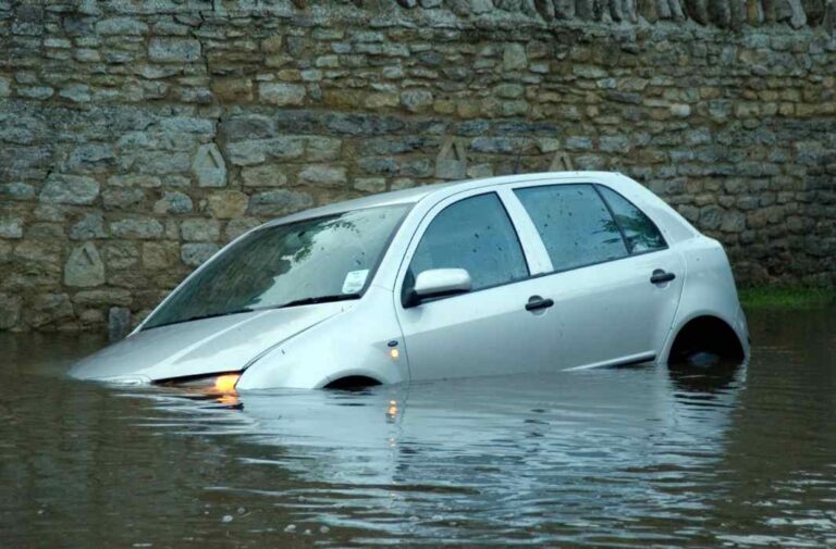 سيارة مغمورة بمياه الفيضانات