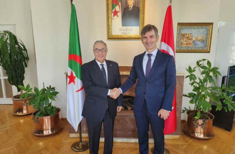 سفير الجزائر لدى الجمهورية التركية عمار بلاني والرئيس التنفيذي لشركة «Renecore Energy» إبراهيم إردن