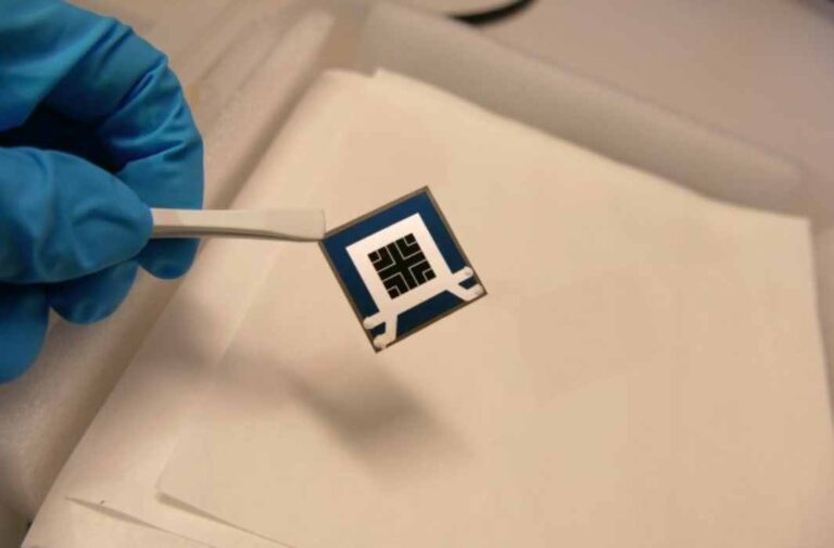 خلية بيروفسكايت شمسية ثلاثية الوصلات