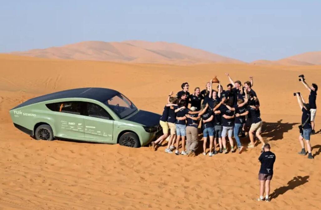 فريق الطلبة اشتغل بإمكانات ذاتية على مدار سنة لإنتاج السيارة مصدر الصورة :الجزيرة
