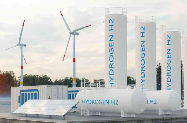 عنفات الرياح وألواح طاقة شمسية في محطة لإنتاج الهيدروجين الأخضر