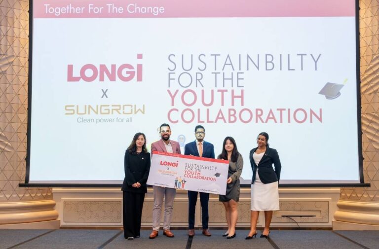 مسؤولو لونجي وصنغرو من الاعلان عن مبادرة "تعاون الاستدامة للشباب" / Image Source: LONGi