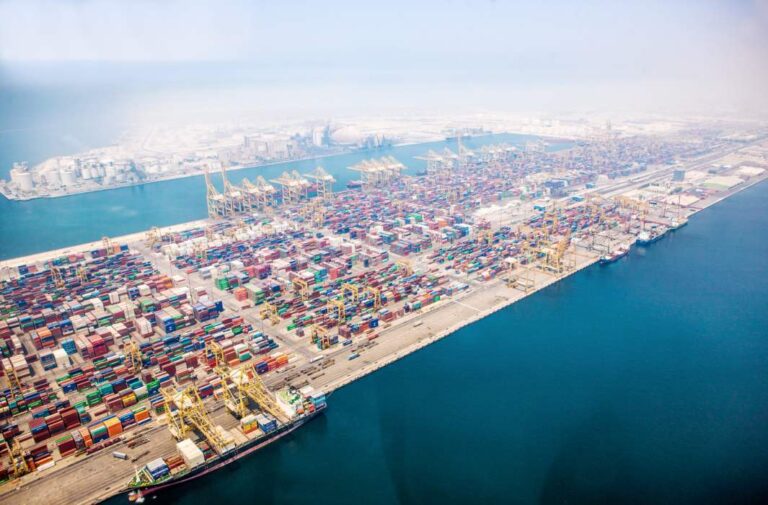 ميناء جبل علي في دبي