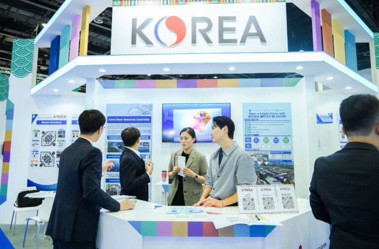 جناح لإحدى الشركات الكورية المشاركة في المعرض