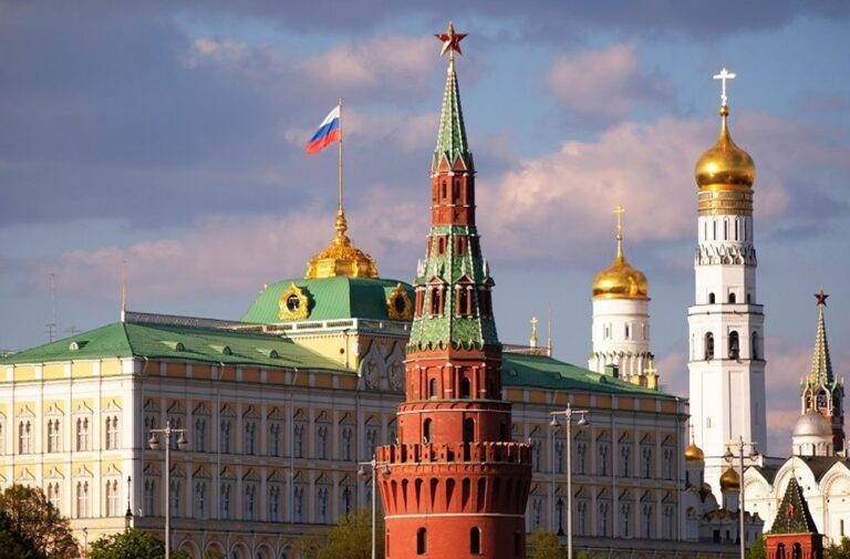 علم روسيا وسط العاصمة موسكو (متداولة)