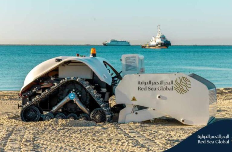 روبوت لتنظيف الشواطئ من شركة البحر الأحمر الدولية