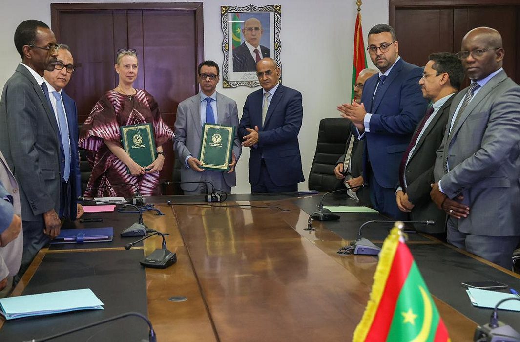 خلال مراسم توقيع اتفاقية إنتاج الطاقة الشمسية في موريتانيا