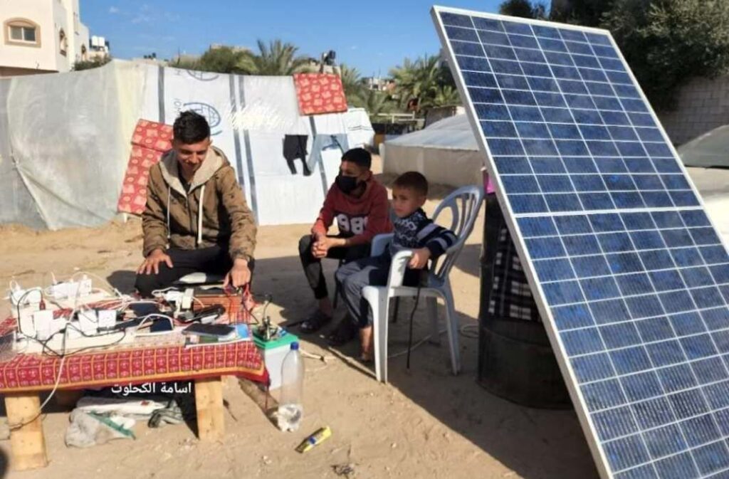 نازحون يشحنون هواتفهم عبر الطاقة الشمسية