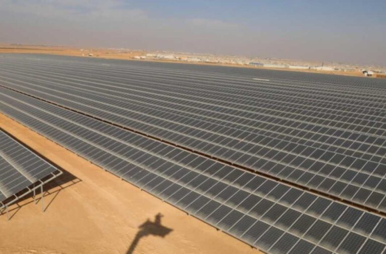 ألواح الطاقة الشمسية في مخيم الزعتري