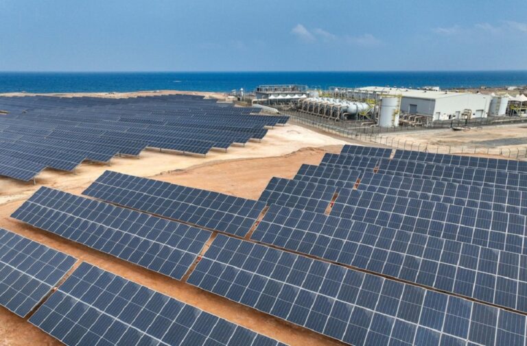 محطة الطاقة الشمسية لتحلية المياه في ولاية صور المصدر: وكالة الأنباء العمانية