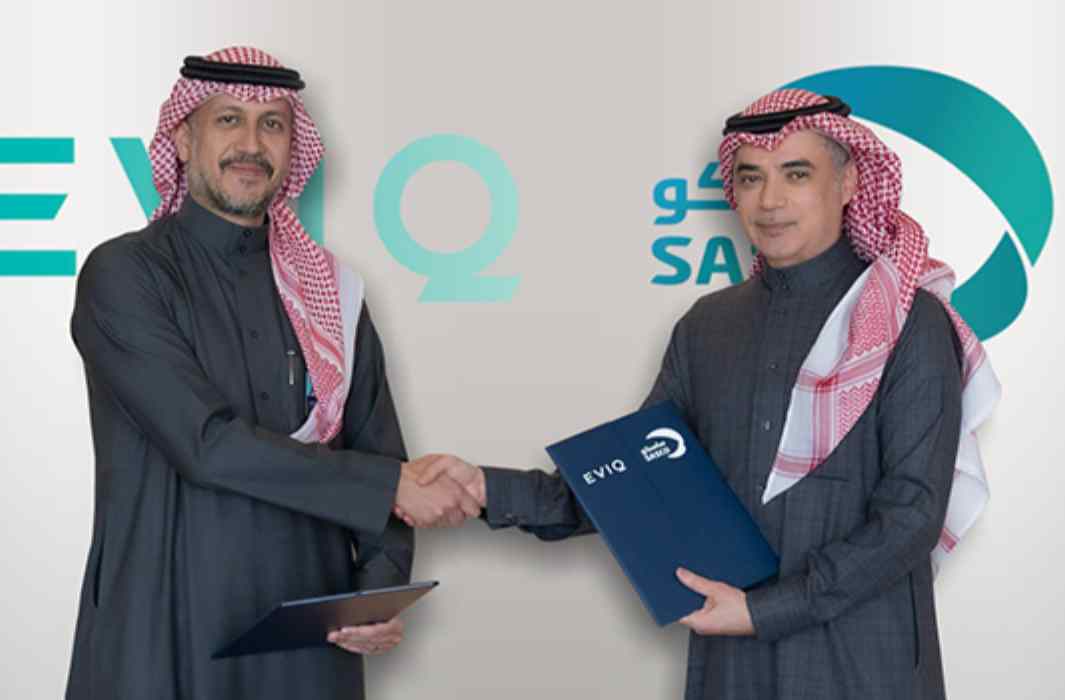 أثناء توقيع اتفاقية بين ساسكو و EVIQ لتعزيز التعاون في قطاع السيارات الكهربائية في السعودية