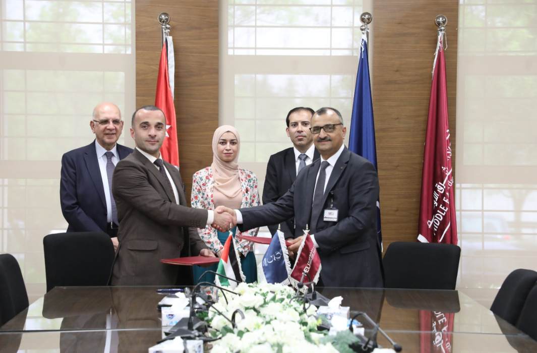 جانب من توقيع الاتفاقية بين جامعة الشرق الأوسط وتيرا واط