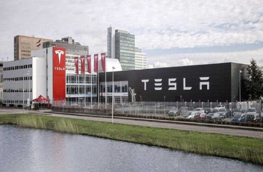 مبنى لشركة تسلا Tesla