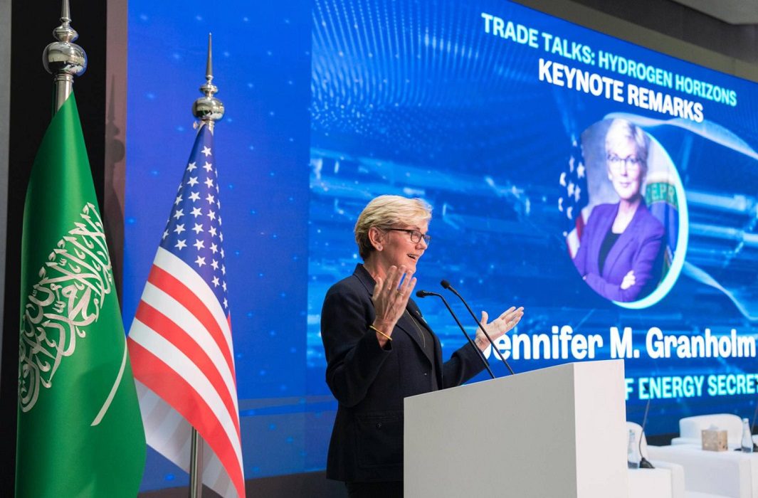 وزيرة الطاقة الأميركية جينيفر غرانهولم خلال مشاركتها في برنامج حوار بعنوان «آفاق الهيدروجين» في السعودية المصدر: (منصة إكس)