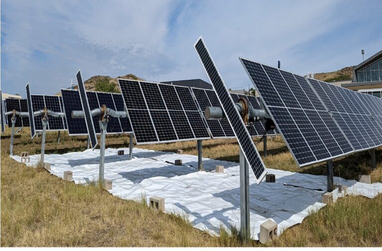 عاكسات أرضية وألواح الطاقة الشمسية المصدر: جامعة أتاوا