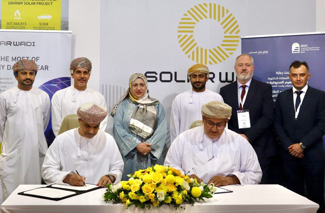 خلال مراسم توقيع الاتفاقية بين سولار وادي والجامعى العربية المفتوحة فرع عمان