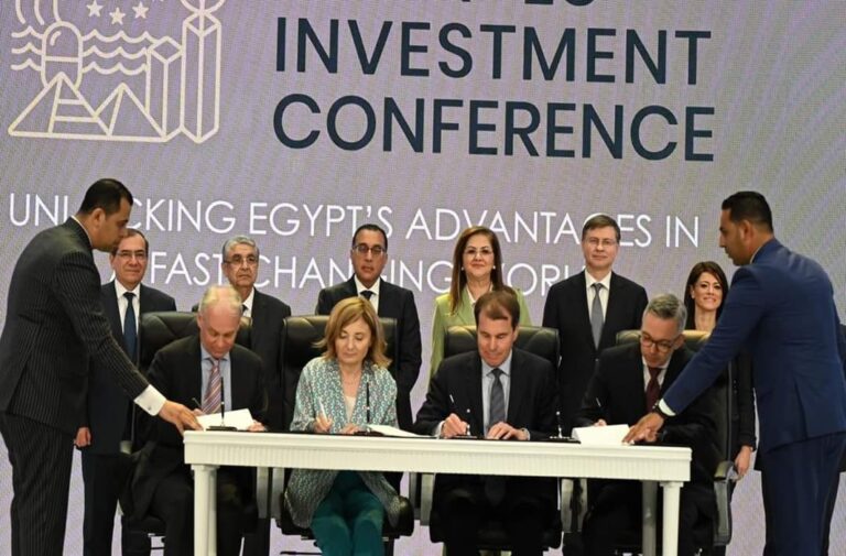 مراسم توقيع اتفاقية مشروع إنتاج الأمونيا الخضراء في مصر المصدر: رئاسة مجلس الوزراء المصري