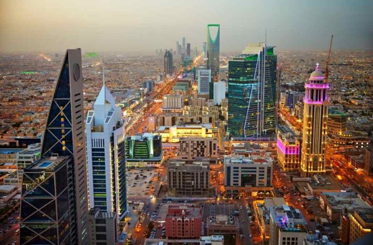 بدء تشغيل أكبر محطة شمسية في الشرق الأوسط بالسعودية