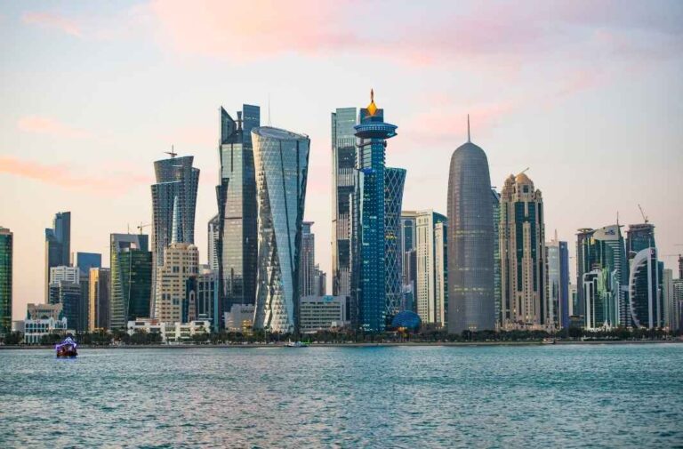 قطر تطور شبكة الكهرباء وتخطط لمشروع شمسي ضخم باستطاعة 2000 ميجاواط
