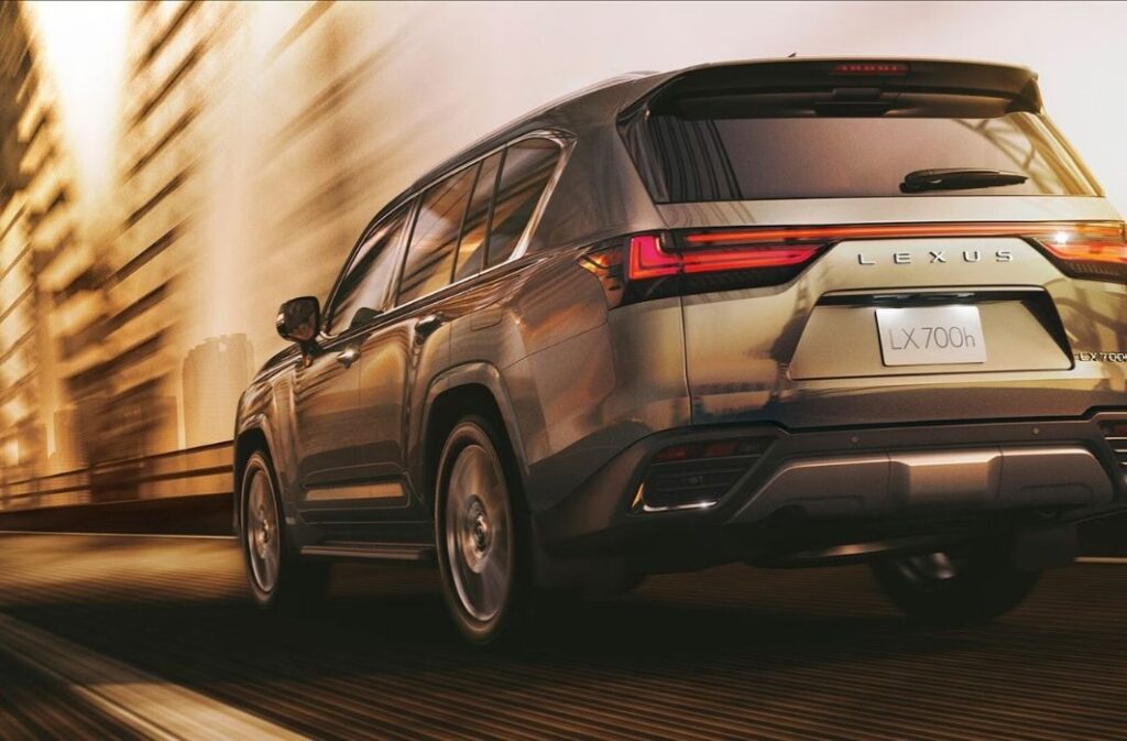 لكزس LX700h MotorTrend