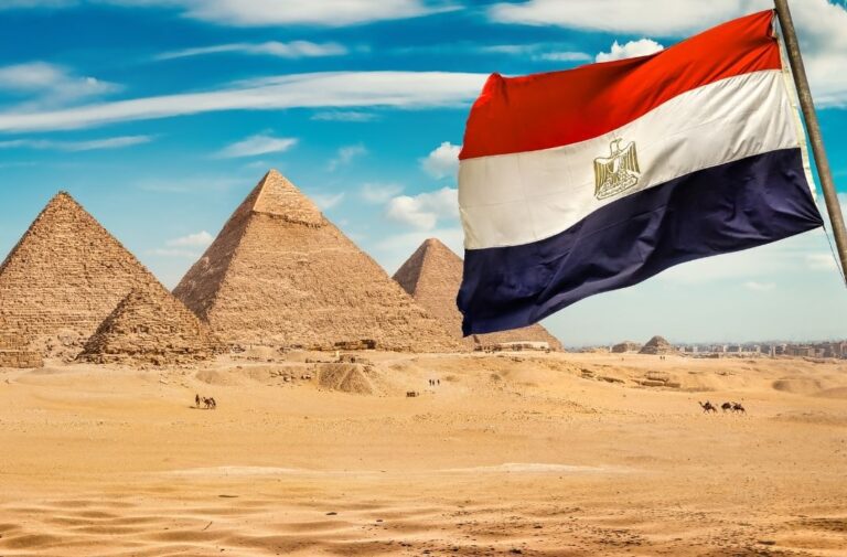 علم مصر والأهرامات