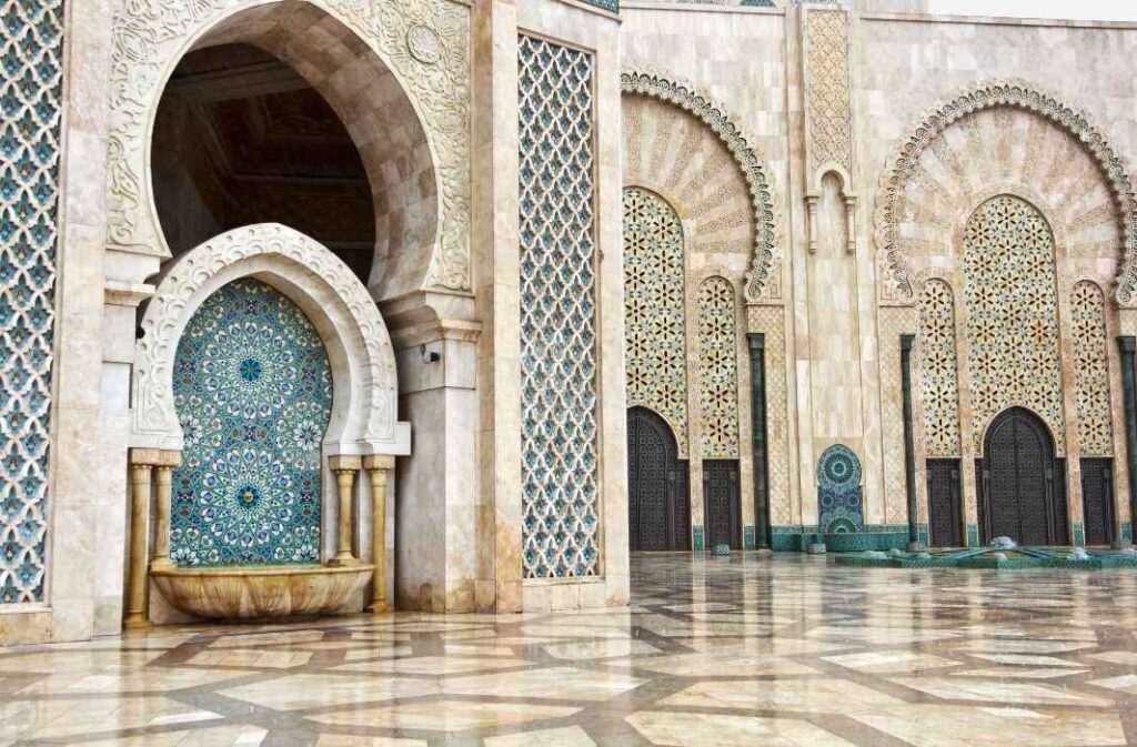 المغرب يحقق خفضًا بنسبة 43% في استهلاك كهرباء المساجد عبر برنامج تأهيل طاقي واسع