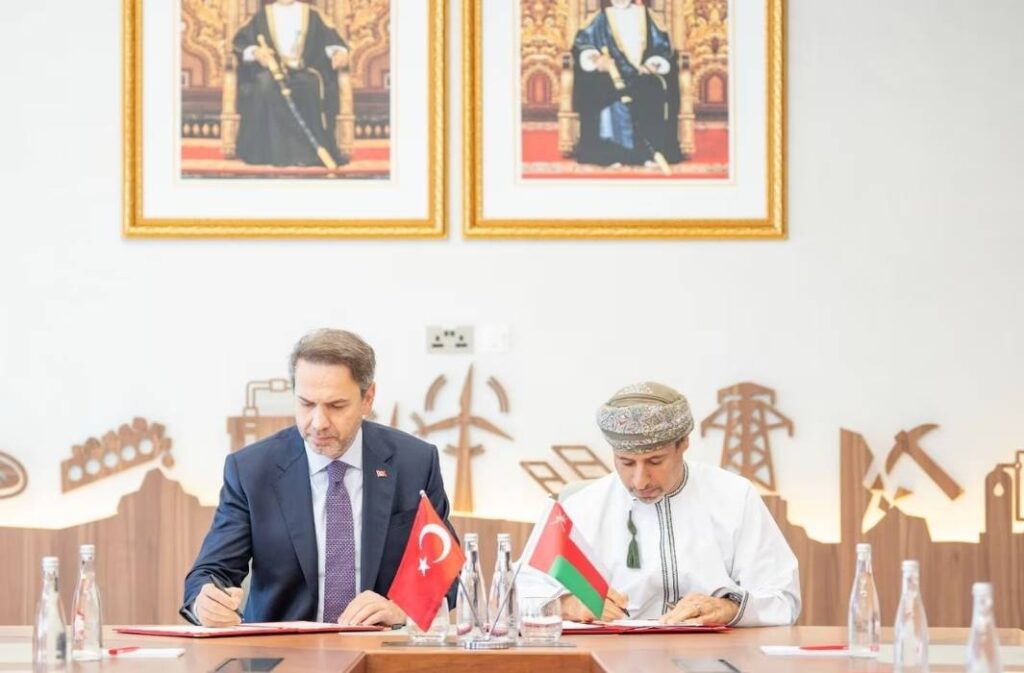 عُمان وتركيا توقعان مذكرة تفاهم لتعزيز التعاون في الطاقة والغاز والهيدروجين الأخضر
