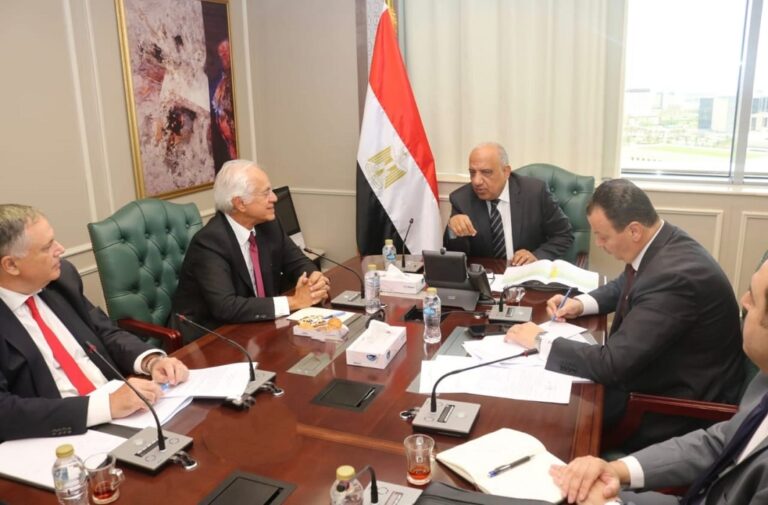 خلال المباحثات بشأن مشروع الربط الكهربائي بين مصر واليونان (فيسبوك)