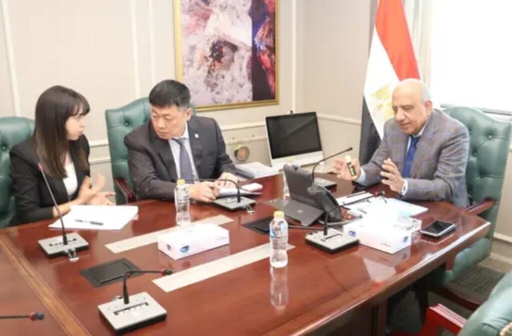 عملاق صيني يبحث مع مصر توطين صناعة الخلايا الشمسية وبطاريات تخزين الكهرباء