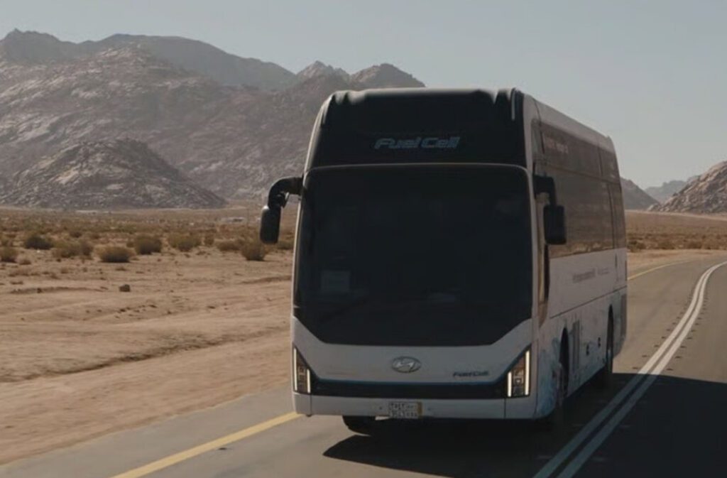 حافلة الهيدروجين برحلتها في "نيوم" (Hyundai Motor)