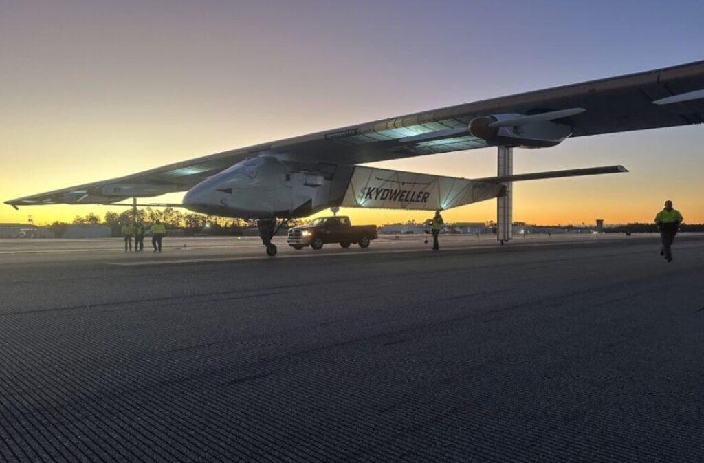 الطائرة العاملة بالطاقة الشمسية (Skydweller Aero)