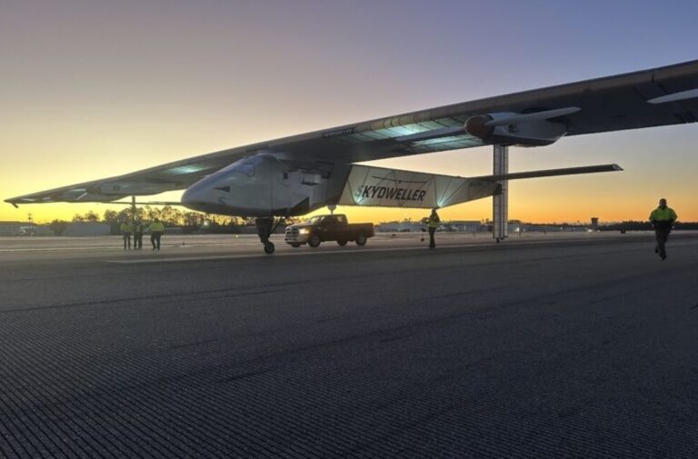 الطائرة العاملة بالطاقة الشمسية (Skydweller Aero)
