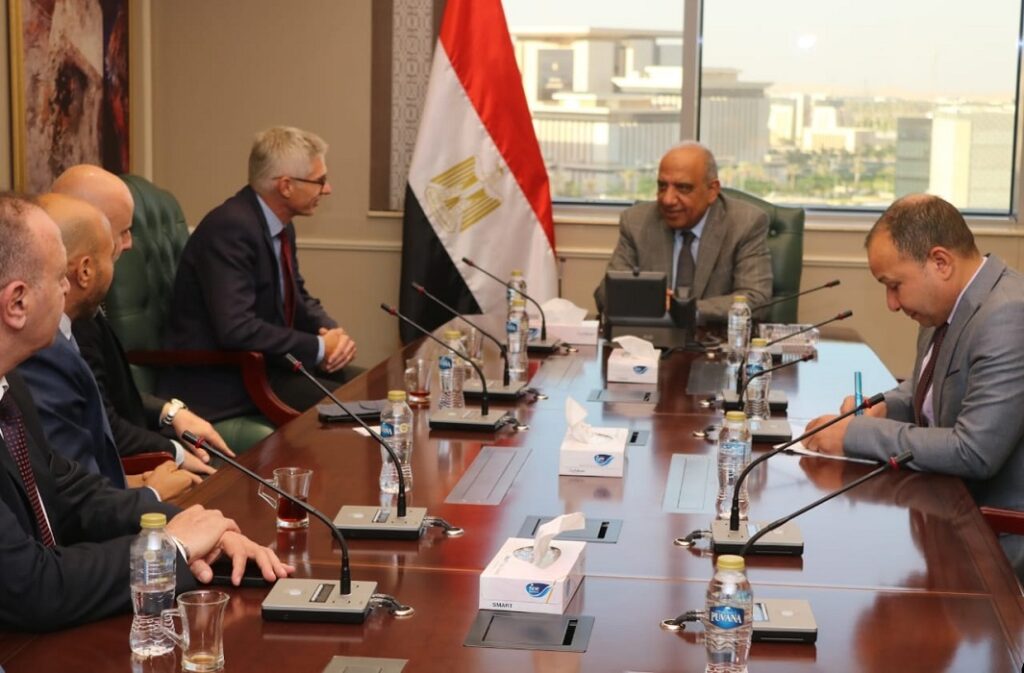 خلال لقاء وزير الكهرباء المصري مع شركة "ABB"