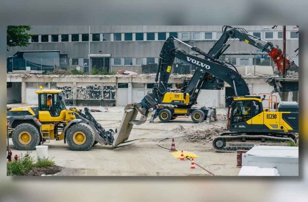 لأول مرة في العالم.. آلات فولفو الكهربائية العملاقة تُنجز مشروع "تفكيك" صامت وتعيد تدوير 96% من نفاياته