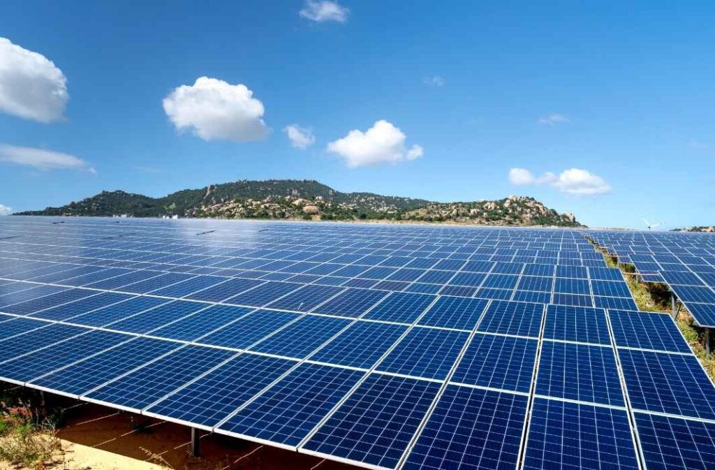 لبنان يوقع اتفاقيات مع 3 شركات عالمية لإنتاج الكهرباء من الطاقة الشمسية