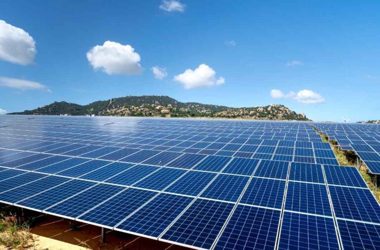 لبنان يوقع اتفاقيات مع 3 شركات عالمية لإنتاج الكهرباء من الطاقة الشمسية