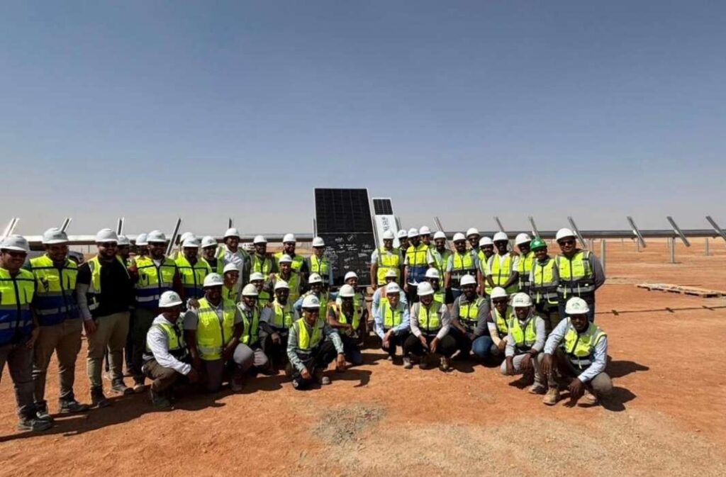 إيميا باور تحتفل بتركيب أول لوح طاقة شمسية بمحطة أبيدوس 2 في بنبان