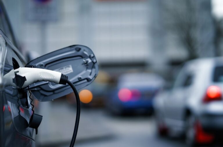 مبيعات قياسية للسيارات الكهربائية تُسجّل لأول مرة عالميًا في سبتمبر شحن السيارات الكهربائية