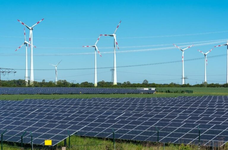 ماكينزي: انتقال الطاقة العالمي يتباطأ رغم نمو المصادر المتجددة الطاقة المتجددة