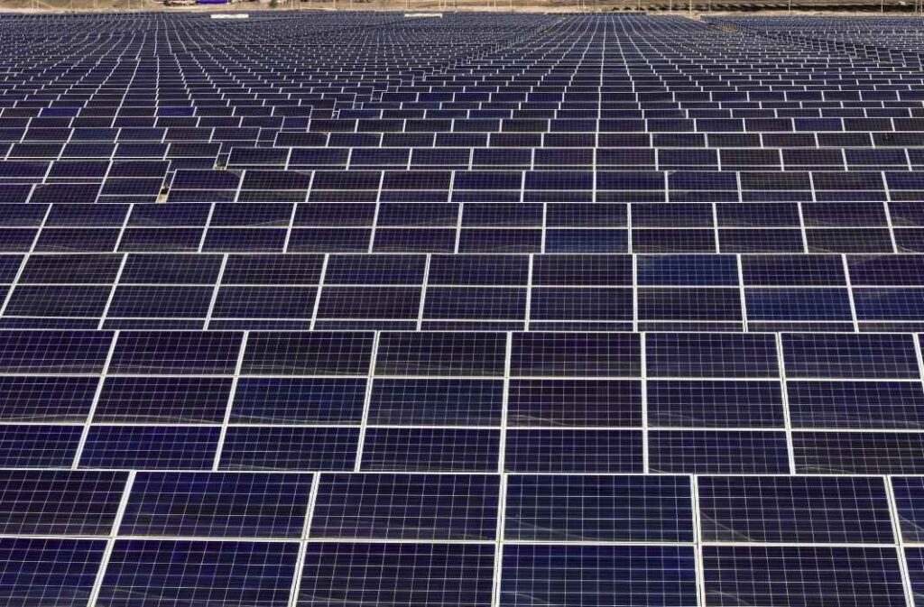 بـ 39.22 مليون يورو.. فرنسا تمول إنشاء 10 محطات طاقة شمسية في دولة عربية