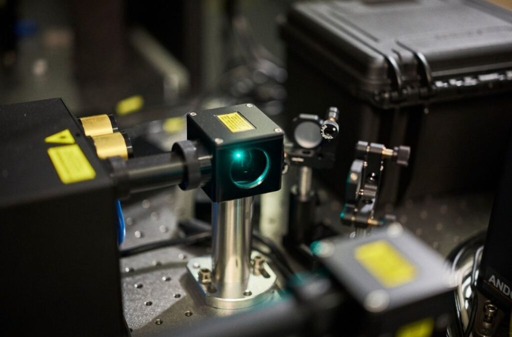 جهاز بيزر يستخدم لدراسة الضوء والطاقة عبر الأطوال الموجية والمقاييس الزمنية