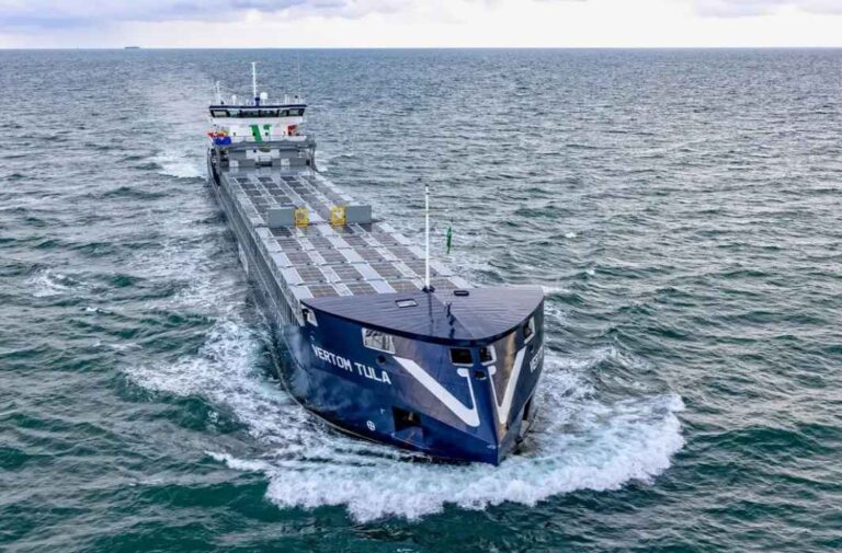 تركيب أول نظام طاقة شمسية كامل على سفينة شحن بحرية\ مصدر الصورة واتلاب