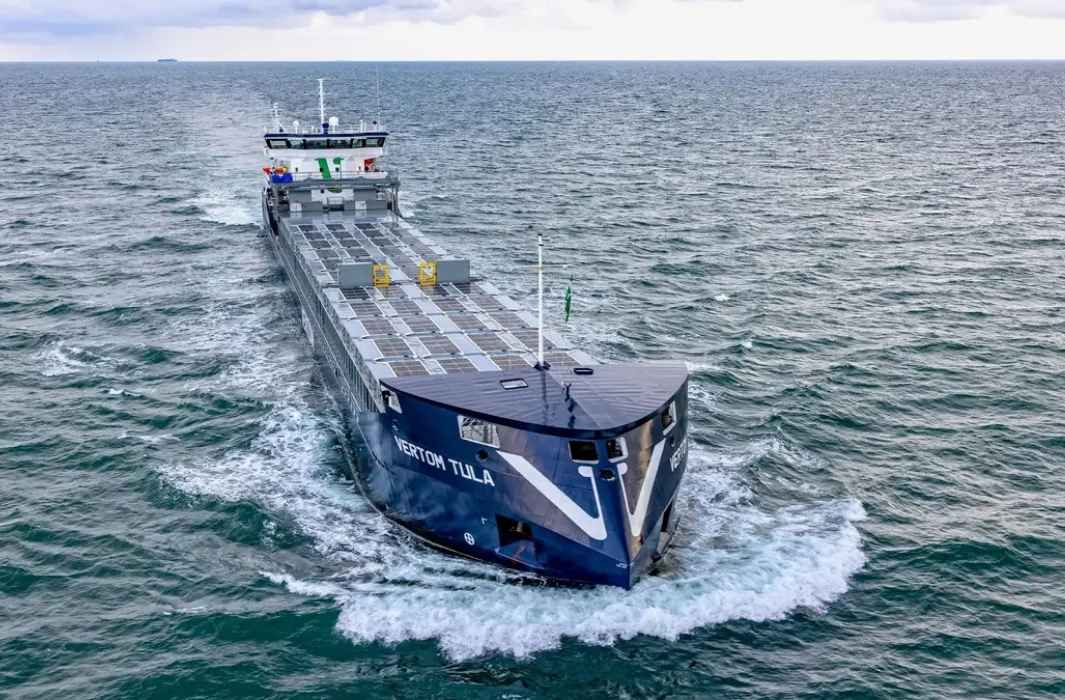 تركيب أول نظام طاقة شمسية كامل على سفينة شحن بحرية\ مصدر الصورة واتلاب