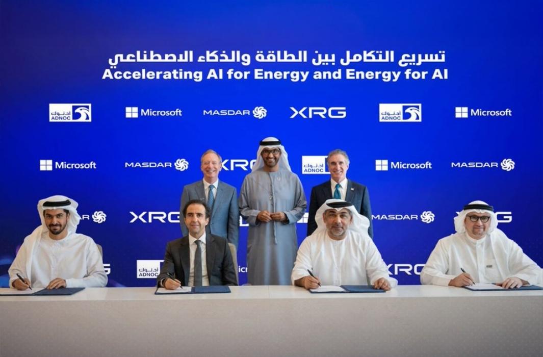 تحالف نوعي يجمع «أدنوك» و«مصدر» و«XRG» و«مايكروسوفت» لتمكين ثورة الذكاء الاصطناعي بطاقة مستدامة