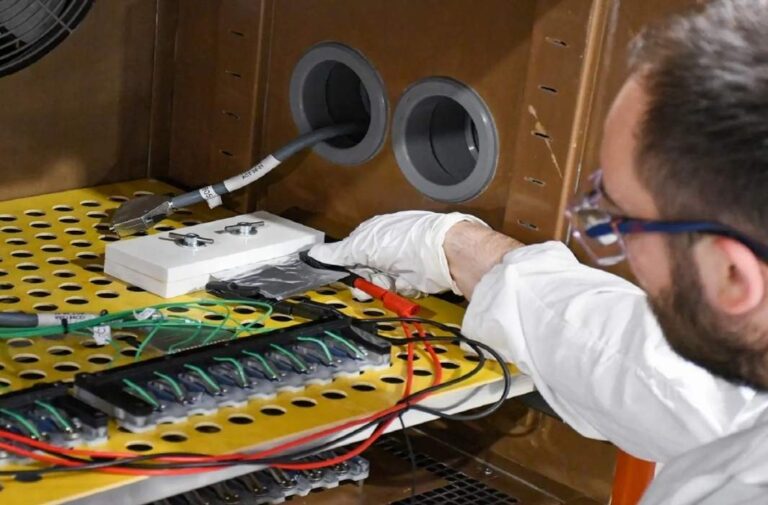 باحثون ألمان يحولون مخلفات الخشب إلى مادة فعالة لبطاريات أيونات الصوديوم باحثون ألمان يحولون مخلفات الخشب إلى مادة فعالة لبطاريات أيونات الصوديوم